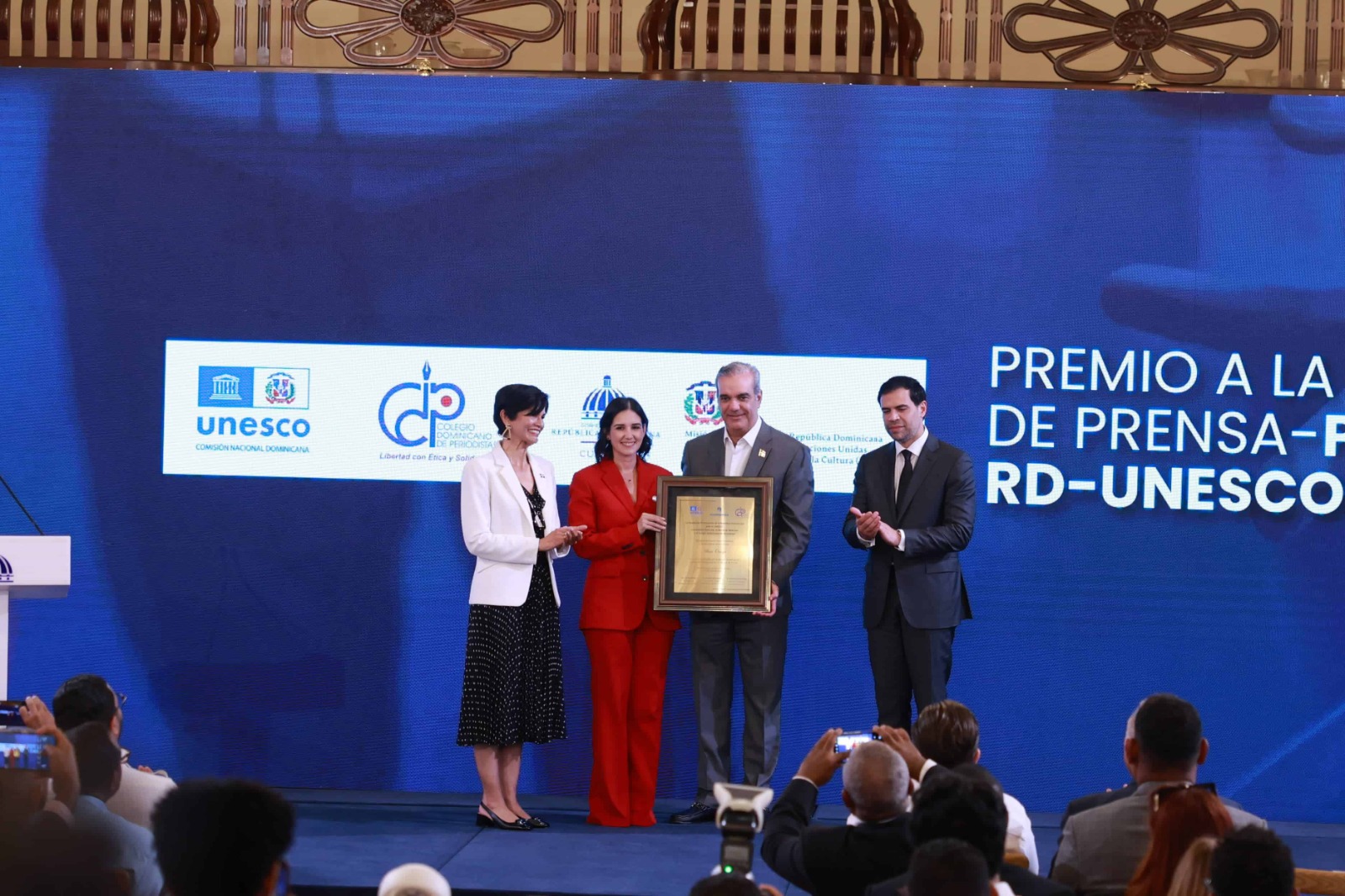 Periodista Alicia Ortega recibe Premio a la Libertad de Prensa ...